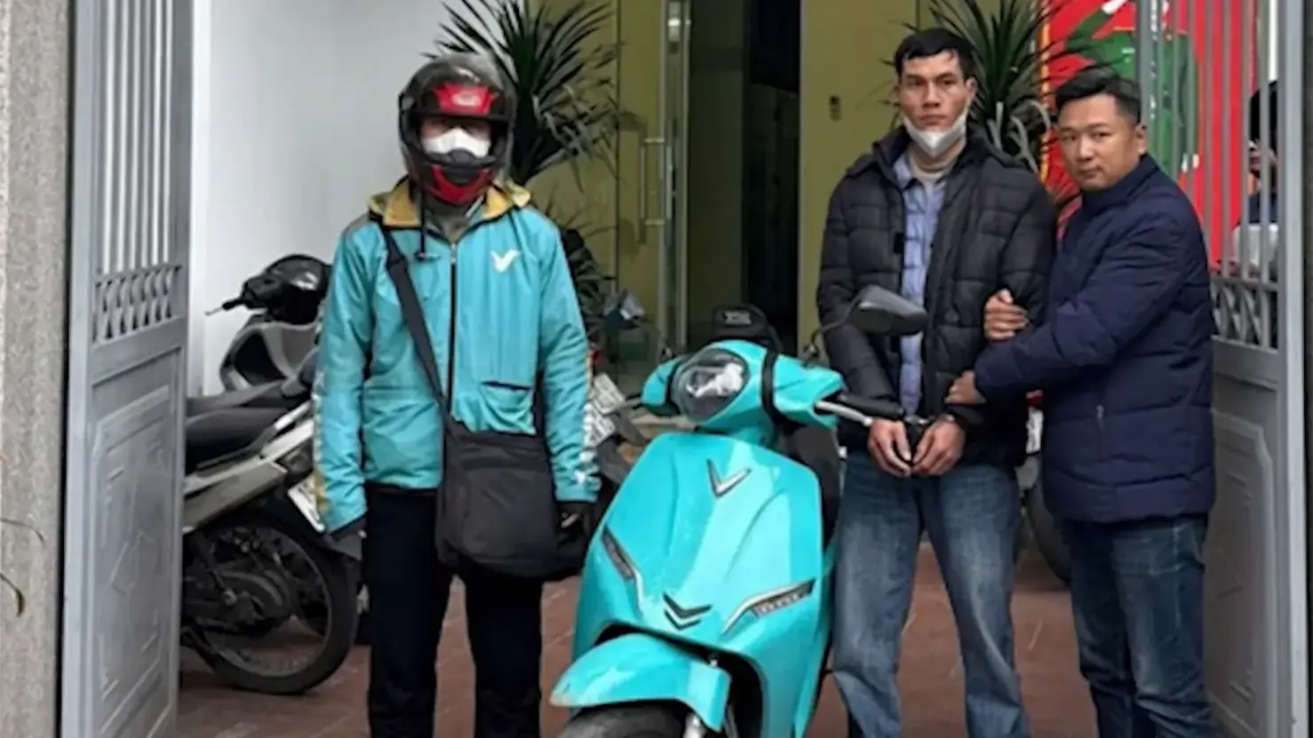 Công an phường Ba Đình bắt giữ vụ vận chuyển pháo nổ